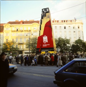 Hans Haacke, "UND IHR HABT DOCH GESIEGT", Graz 1988