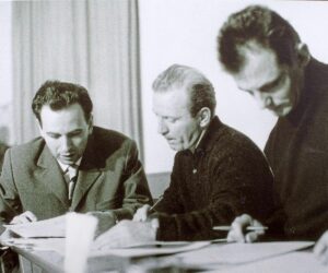 Gustav Zankl mit Günter Waldorf und Mario Decleva bei der Gründungssitzung des Forums Stadtpark, Graz 1959
