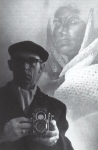 Eckart Schuster, Selbstporträt mit Kamera, um 1960